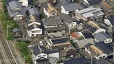 Otoritas Jepang sempat menghentikan sementara operasional kereta cepat usai gempa, tetapi saat ini sudah kembali beroperasi. Jaringan listrik juga sempat padam tetapi kembali pulih pada Rabu pagi waktu setempat.(Kyodo/via REUTERS)