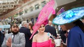 Topi super lebar dengan warna cerah juga terlihat meramaikan ajang ini. (REUTERS/Henry Nicholls)