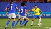 Marta yang merupakan pemain senior coba memimpin Brasil untuk bangkit di babak kedua. (REUTERS/Phil Noble)
