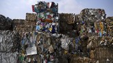 Tumpukan sampah kertas yang diimpor sebuah perusahaan pabrik kertas sebagai bahan baku kertas di Mojokerto, Jawa Timur, Rabu (19/6). Indonesia diperkirakan menerima sedikitnya 300 kontainer yang sebagian besar menuju ke Jawa Timur setiap harinya. (ANTARA FOTO/Zabur Karuru)