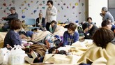 Perdana Menteri Shinzo Abe menyatakan mereka saat ini dalam status siaga penuh dan sudah mengerahkan tim penyelamat ke wilayah itu. Dia juga meminta penduduk mewaspadai gempa susulan. (Kyodo/via REUTERS)