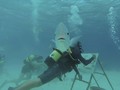 FOTO: Melukis di Kedalaman Riak Lembut Lautan