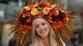 Topi dengan nuansa floral yang ceria menjadi salah satu yang paling banyak muncul di tahun ini (REUTERS/Henry Nicholls)