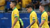 Philippe Coutinho (tengah) menampilkan ekspresi tidak puas setelah wasit menganulir gol yang ia cetak pada menit akhir waktu normal. (REUTERS/Edgard Garrido)