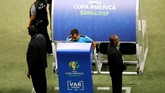 Wasit Julio Bascunan asal Chile melihat tayangan ulang sebelum menentukan keputusan. (REUTERS/Luisa Gonzalez)