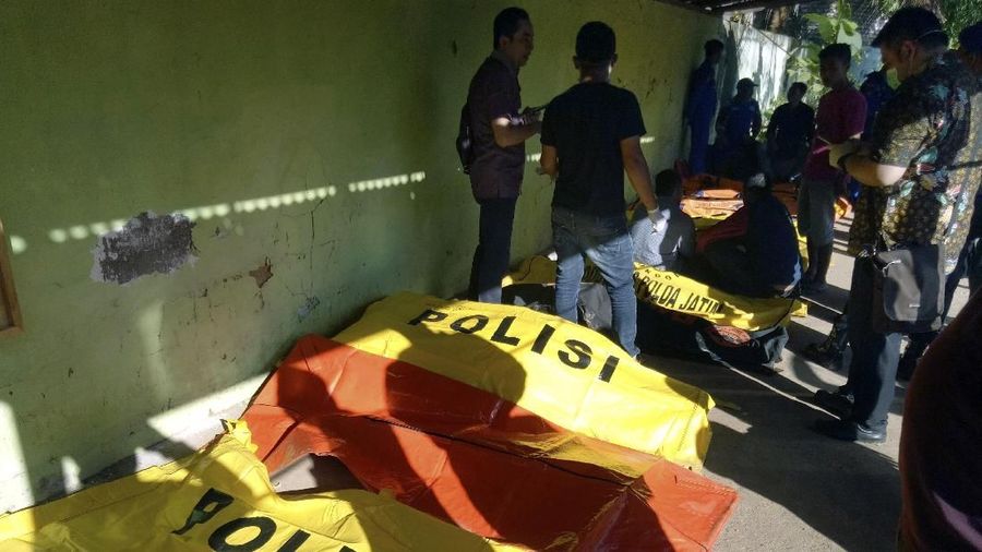 Tim penyelamat menemukan sedikitnya 19 mayat, termasuk empat anak.