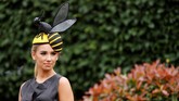 Salah satu topi paling unik adalah topi dengan bentuk lebah besar (Reuters/John Sibley)