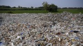 Tumpukan sampah plastik impor berada di sekitar pemukiman warga di Desa Bangun di Mojokerto, Jawa Timur, Rabu (19/6). (ANTARA FOTO/Zabur Karuru)