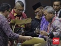 KPU Heran pada Amplop yang Disodorkan Saksi Prabowo di MK