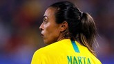 Brasil tampil lebih bagus di babak kedua dan akhirnya mendapatkan penalti di menit ke-72. Marta maju sebagai eksekutor. (REUTERS/Phil Noble)