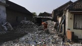Warga memilah tumpukan sampah plastik impor di halaman rumahnya di Desa Bangun di Mojokerto, Jawa Timur,Rabu (19/6). (ANTARA FOTO/Zabur Karuru)