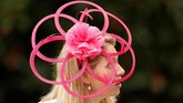 Topi memang menjadi salah satu aksesori ikonik warga Inggris. Tak heran mereka memiliki berbagai bentuk topi unik. (Reuters/John Sibley)