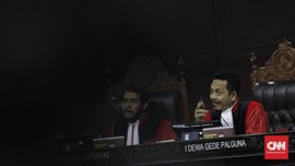 Debat Alot Tim Prabowo soal Haris Azhar Belum Disumpah di MK
