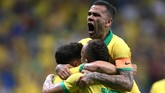 Dani Alves merayakan gol Philippe Coutinho pada menit akhir waktu normal sebelum wasit membatalkannya. (REUTERS/Rodolfo Buhrer)