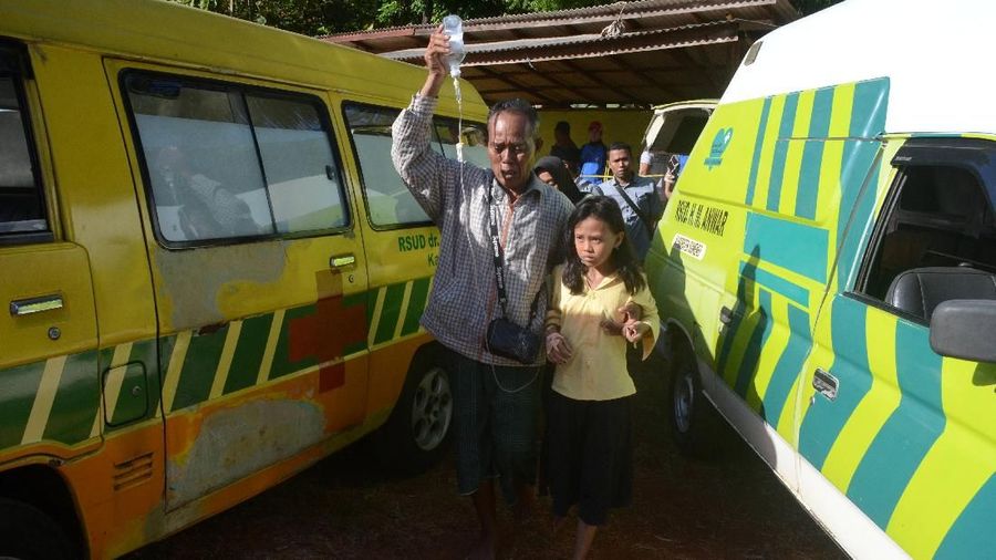 Tim penyelamat menemukan sedikitnya 19 mayat, termasuk empat anak.