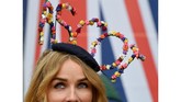 Topi bertuliskan Ascot juga mewarnai Royal Ascot tahun ini. (REUTERS/Toby Melville)