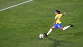 Tendangan kaki kiri Marta sukses mengantar bola masuk ke dalam gawang. Brasil akhirnya memimpin 1-0 dan bertahan hingga akhir pertandingan. (REUTERS/Bernadett Szabo)
