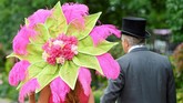 Jika Amerika punya Met Gala, maka Inggris punya Royal Ascot. Tahun 2019 ini, Royal Ascot juga menjadi momen para bangsawan dan anggota keluarga Kerajaan Inggris untuk memakai busana-busana cantik mereka. (REUTERS/Toby Melville)