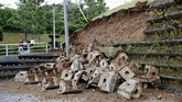 Menurut pantauan udara oleh stasiun televisi NHK, terlihat atap gedung sekolah setempat roboh dan terjadi longsor dalam skala kecil pada beberapa titik. (Kyodo/via REUTERS)
