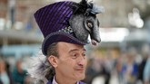 Royal Ascot bukan hanya jadi sekadar pertandingan berkuda biasa. Lebih dari itu, Royal Ascot kerap menjadi sebuah panggung busana yang besar. (REUTERS/Henry Nicholls)