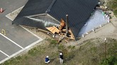 Mulanya dilaporkan gempa itu berkekuatan magnitudo 6,8, kemudian dikoreksi. Badan meteorologi Jepang mencabut laporan peringatan tsunami pada pukul 01.02 pagi waktu setempat. (Kyodo/via REUTERS)