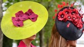 Di acara ini banyak orang berlomba-lomba untuk tampil unik dan cantik dengan topi mereka. (REUTERS/Toby Melville)
