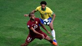 Timnas Venezuela tampil percaya diri dalam bermain bertahan. Skuat La Vinotinto bermain rapat di daerah pertahanan tidak membiarkan pemain-pemain Brasil leluasa memanfaatkan ruang. (REUTERS/Luisa Gonzalez)