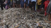 Warga berdiri di atas tumpukan sampah plastik impor di Desa Bangun di Mojokerto, Jawa Timur, Rabu (19/6). (ANTARA FOTO/Zabur Karuru)