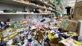 Saksi yang dikutip oleh penyiar NHK mengatakan mereka mengalami goncangan kuat yang merobohkan beberapa buku dari rak dan menggeser beberapa perabotan. (Kyodo/via REUTERS)