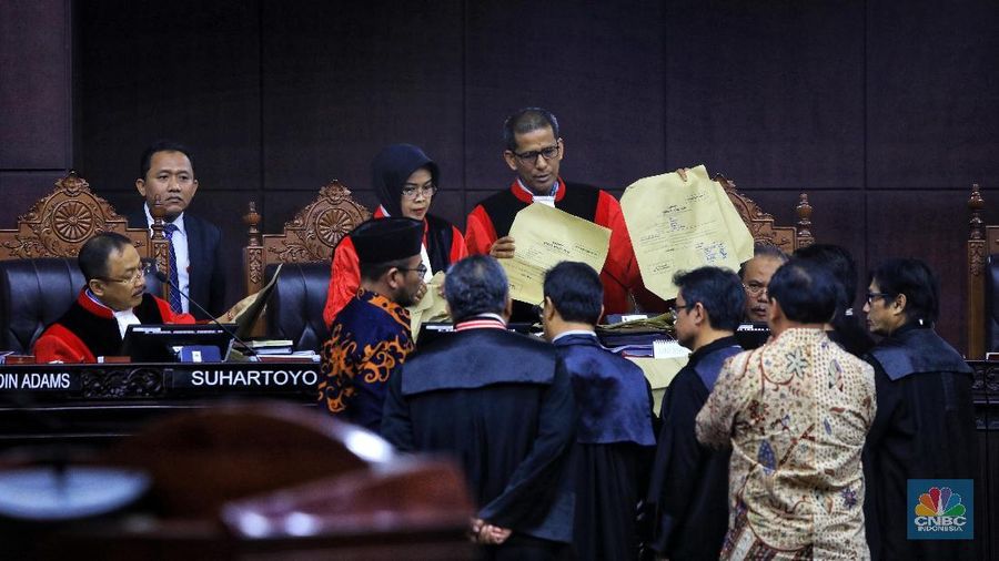 Menjelang putusan, tim kuasa hukum pasangan calon presiden dan wakil presiden nomor urut 02 Prabowo Subianto-Sandiaga Uno menyampaikan 10 tuntutan