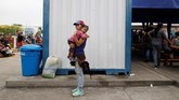 Para pengungsi perempuan asal Venezuela harus saling bantu untuk bisa hidup di negeri orang. Bahkan tidak sedikit dari mereka mengubur cita-cita karena meninggalkan kampung halaman. (REUTERS/Carlos Garcia Rawlins)