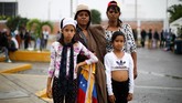 Banyak dari perempuan pengungsi asal Venezuela berharap ada pergantian rezim yang saat ini dipimpin Nicolas Maduro supaya keadaan menjadi lebih baik, tetapi tidak kunjung terwujud. (REUTERS/Carlos Garcia Rawlins)