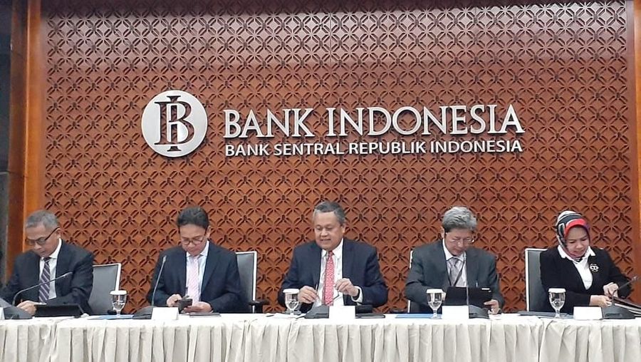 Indef menilai memangkas suku bunga acuan sudah sangat penting saat ini, menahannya hanya akan buat RI kehilangan momentum ekonomi.