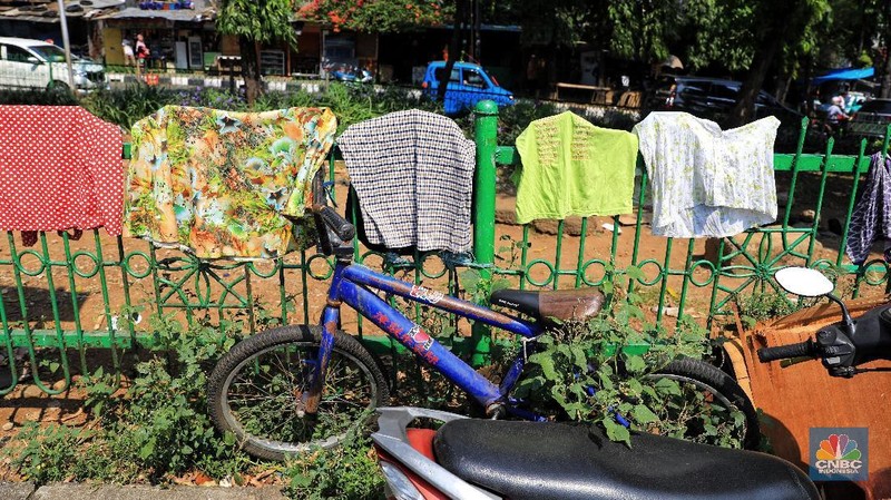 Fungsi taman yang seharusnya dipakai untuk berkumpul dan bermain anak-anak terlihat sangat minim pemakaianya.