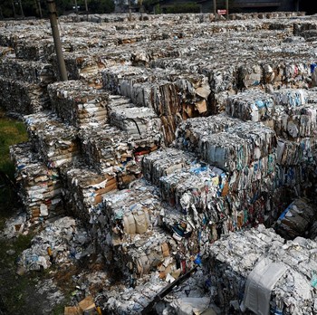 Penampakan Tumpukan Sampah Impor di Mojokerto
