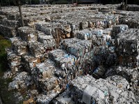 Penampakan Tumpukan Sampah Impor di Mojokerto
