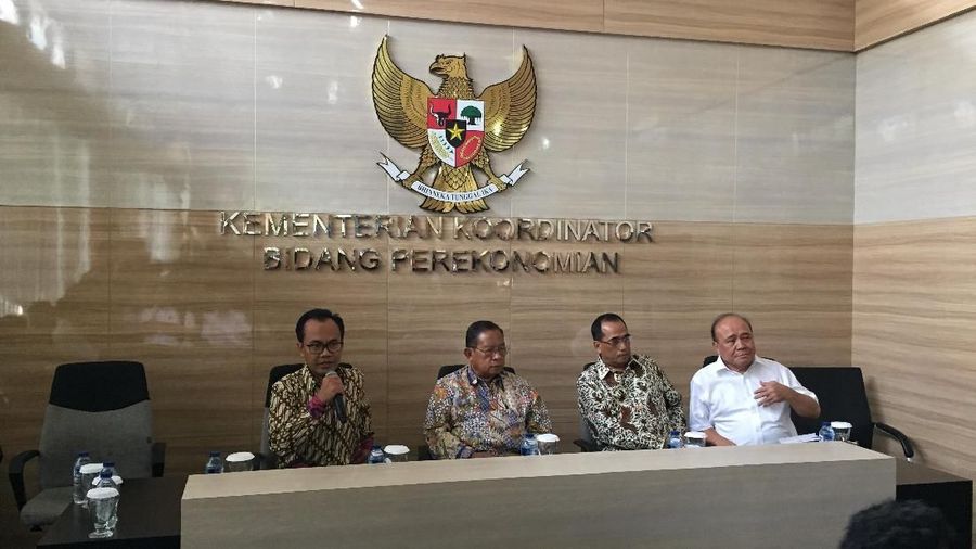 Para pemangku kepentingan dunia aviasi akan merespons kebijakan penurunan tarif LCC dengan memangkas ragam biaya.