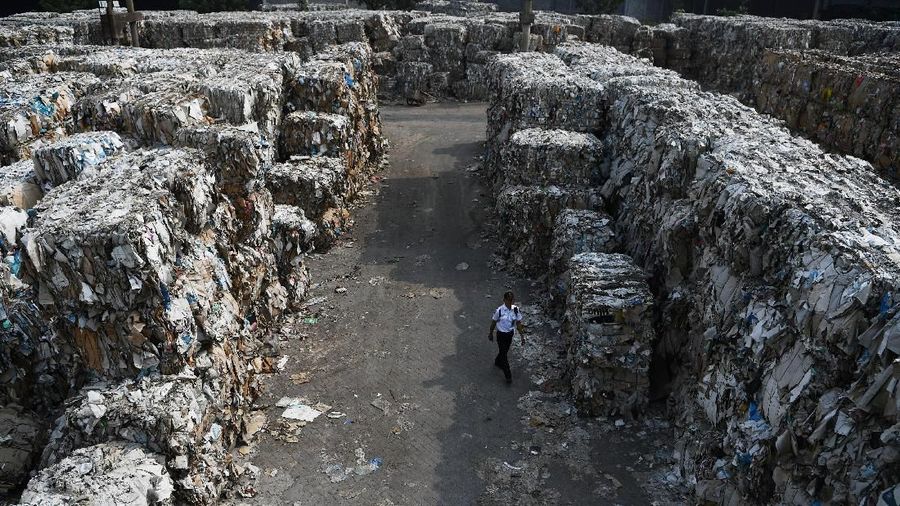 Indonesia diperkirakan menerima sedikitnya 300 kontainer yang sebagian besar menuju ke Jawa Timur setiap harinya.