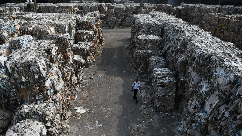 Indonesia diperkirakan menerima sedikitnya 300 kontainer yang sebagian besar menuju ke Jawa Timur setiap harinya.