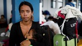 Para pengungsi perempuan asal Venezuela juga harus terbebani karena terpaksa meninggalkan sanak saudara atau bahkan suami mereka di kampung halaman demi mencari kehidupan baru. (REUTERS/Carlos Garcia Rawlins)