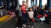 Sanksi ekonomi dari negara lain dan sikap isolasi pemerintah Venezuela membuat para perempuan setempat justru semakin terhimpit dan memilih mengungsi demi kehidupan yang lebih baik. (REUTERS/Carlos Garcia Rawlins)
