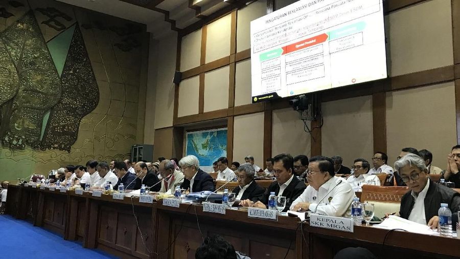 Komisi VII DPR bersama dengan Kementerian ESDM membahas asumsi dasar makro sektor ESDM dalam RAPBN 2020.