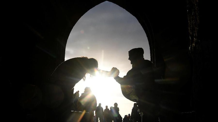 Masyarakat merayakan fenomena Summer Solstice atau titik balik matahari di UK yang dijatuhkan pada hari Jum'at (21/06/2019).