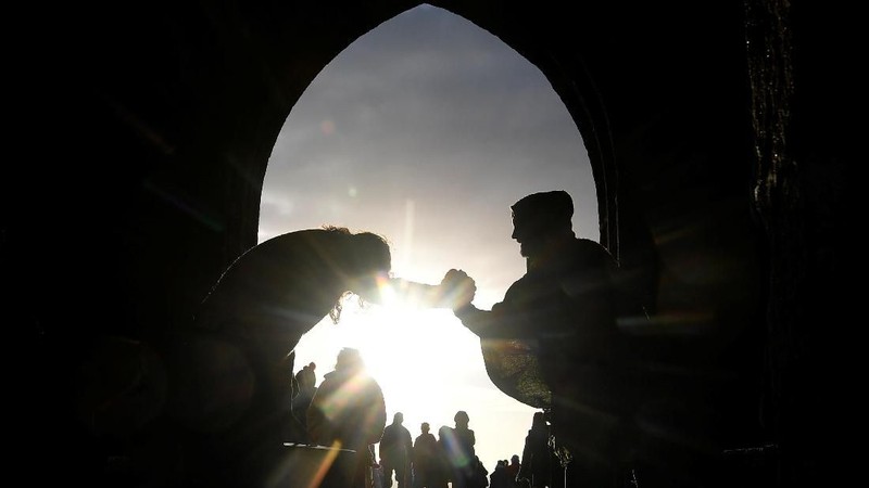 Masyarakat merayakan fenomena Summer Solstice atau titik balik matahari di UK yang dijatuhkan pada hari Jum'at (21/06/2019).
