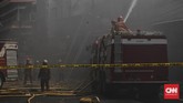 Kasi Ops Penanggulan Kebakaran dan Penyelamatan Jakarta Barat Rompis Romlih mengatakan semula mobil damkar yang dikerahkan untuk memadamkan api adalah 16 unit, kemudian ditambah lagi sehingga total menjadi 27 unit. (CNN Indonesia/Adhi Wicaksono)