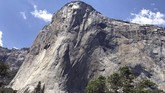 Tebing El Capitan, yang memiliki gugusan bebatuan vertikal, di Taman Nasional Yosemite, Amerika Serikat.