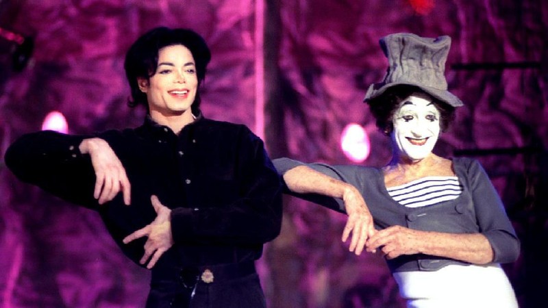 Momen paling fenomenal dari penyanyi pop legendaris, mendiang Michael Jackson.