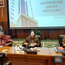 Bu Sri Mulyani, Defisit Bengkak Tanda Ekonomi Melemah?
