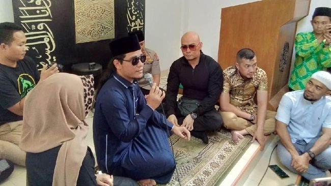 Momen Deddy Corbuzier Masuk Islam: Tangis dan Takbir
