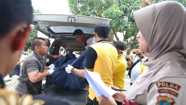 Isak Tangis Pecah saat Keluarga Terima Korban Pabrik Korek